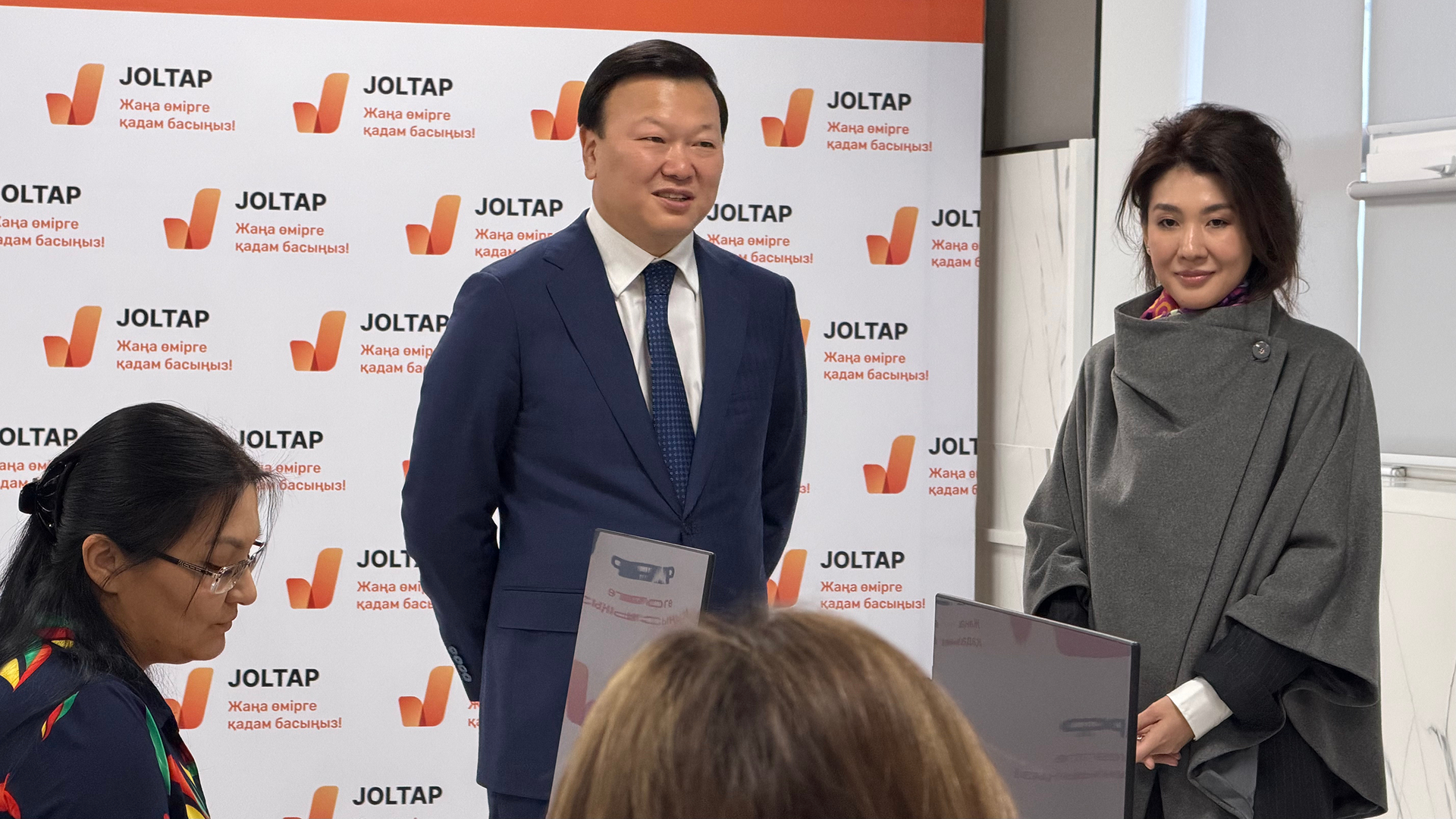 Церемония вручения сертификатов на фоне баннера JOLTAP
